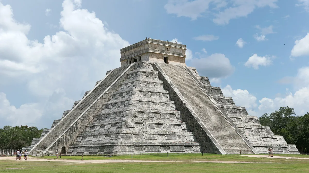 A pirâmide de El Castillo em Chichén Itzá, vista de frente, com o céu aberto ao fundo