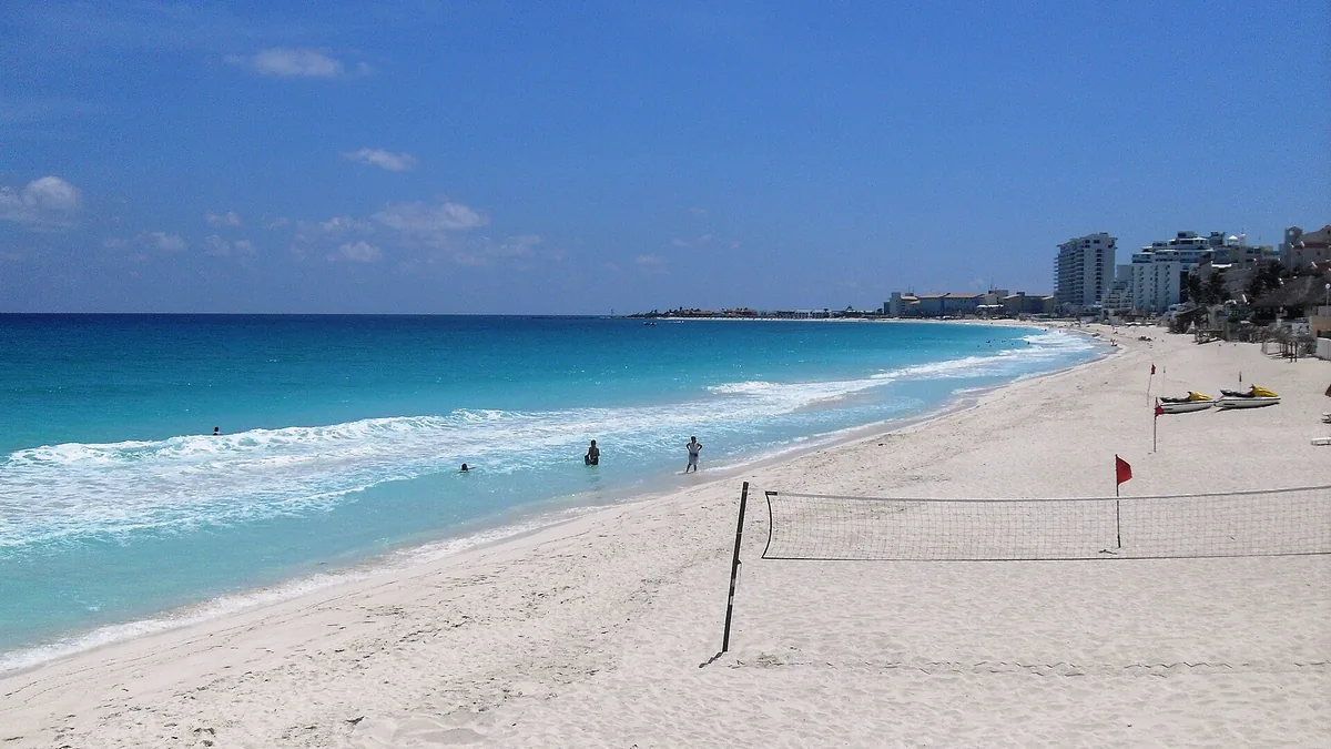 Faixa de areia branca e mar turquesa da Playa Delfines, na Zona Hoteleira de Cancún