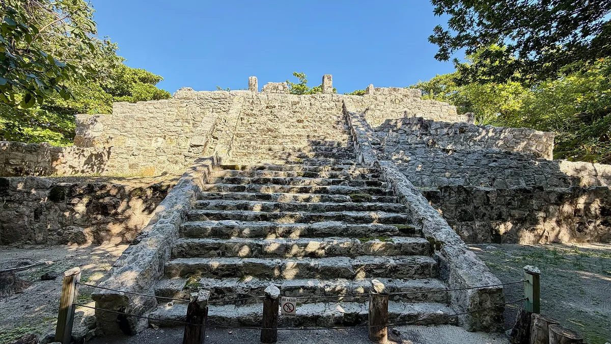 Escadaria de pedra de uma estrutura maia na zona arqueológica de San Miguelito, em Cancún