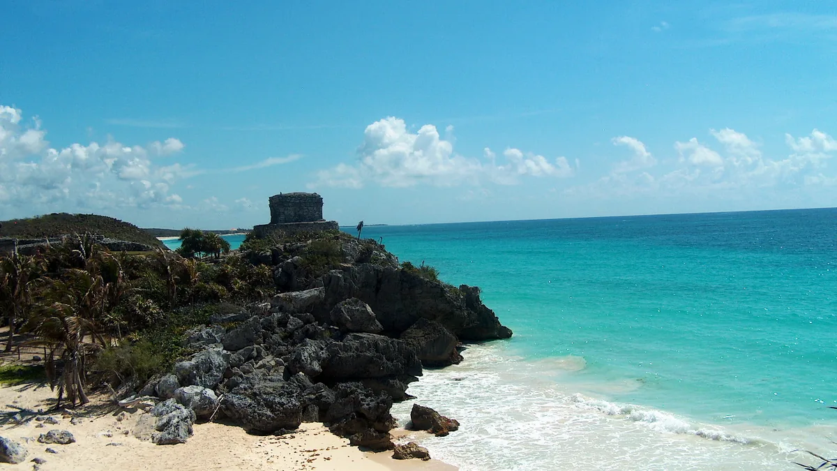 As ruínas de Tulum sobre o penhasco, com o mar do Caribe logo abaixo