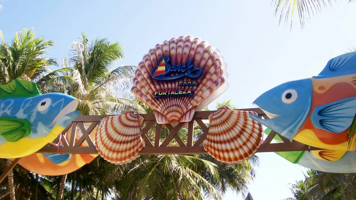 Entrada do Beach Park, em Aquiraz, com as esculturas de peixes coloridos