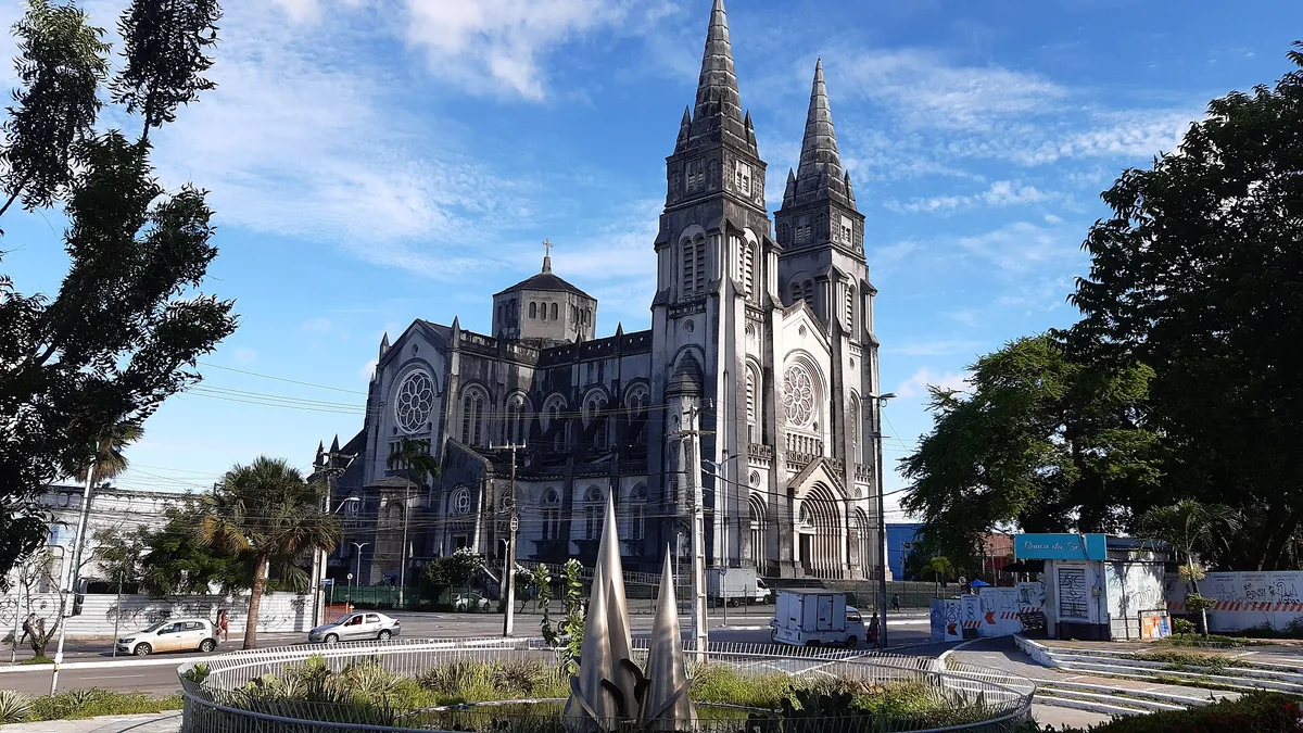 Catedral Metropolitana de São José, em Fortaleza, com as duas torres vistas da praça
