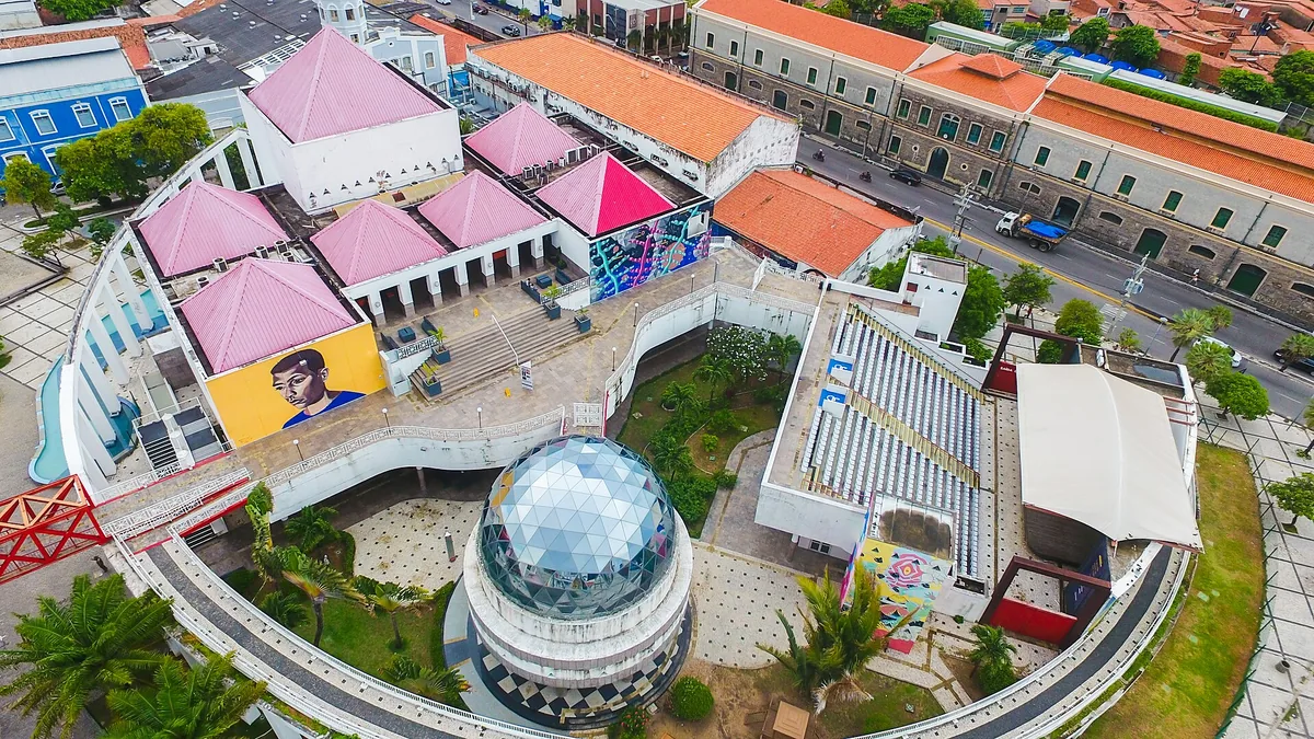 Vista aérea do Centro Dragão do Mar, em Fortaleza, com a cúpula do planetário ao centro