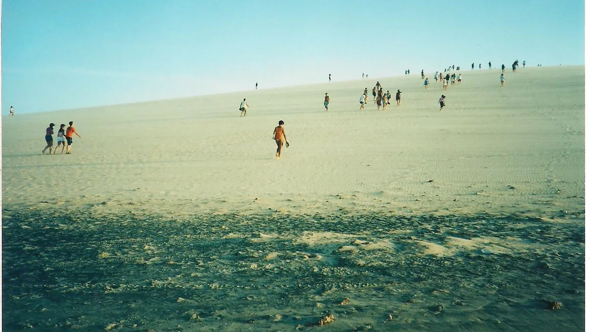 Duna do Pôr do Sol em Jericoacoara, com visitantes subindo a areia