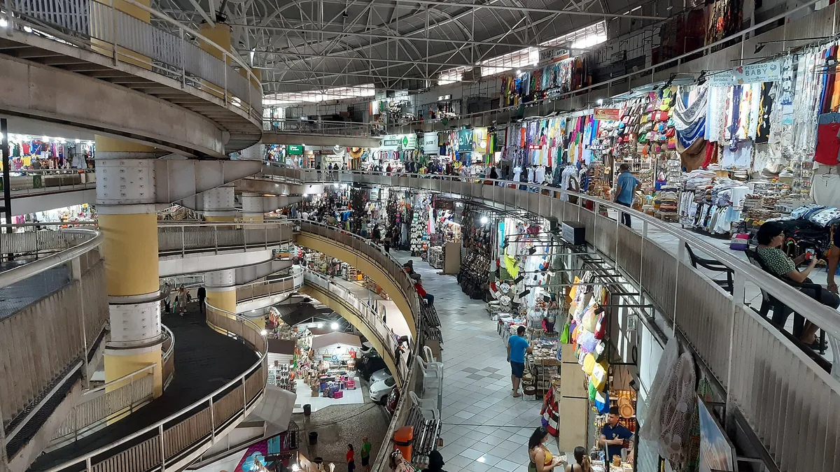 Interior do Mercado Central de Fortaleza, com as galerias de lojas em vários andares