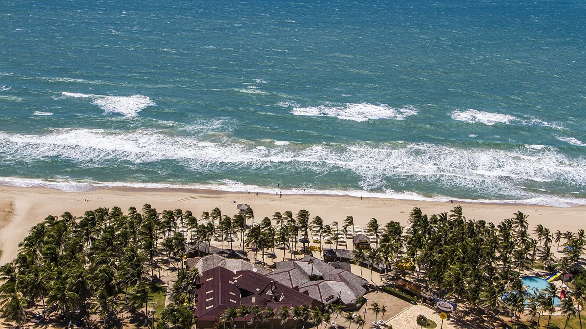 Vista aérea da Praia do Futuro, em Fortaleza, com as barracas alinhadas junto à areia