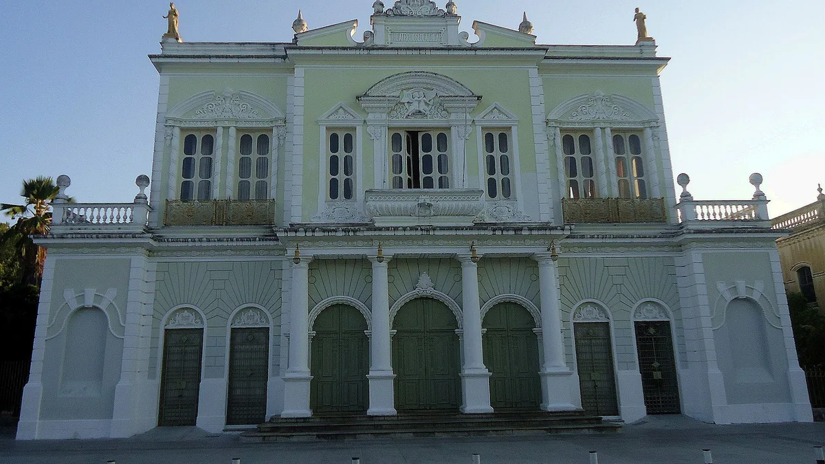 Fachada neoclássica do Theatro José de Alencar, em Fortaleza