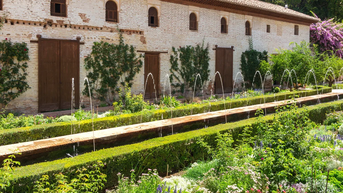O canal de água do Pátio da Acequia, no Generalife, com os jatos cruzados e os canteiros dos dois lados