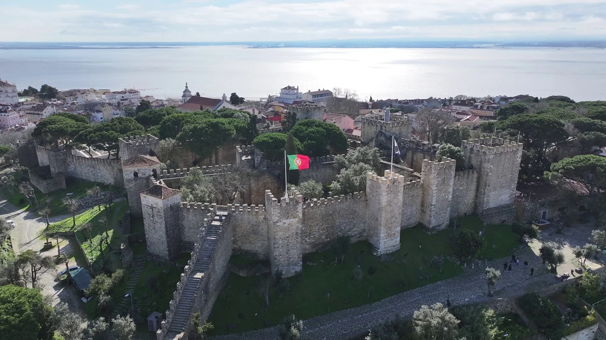 Muralhas do Castelo de São Jorge vistas do alto, com o Tejo ao fundo