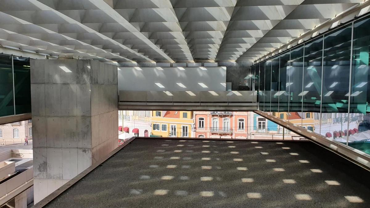 Galeria do Museu Nacional dos Coches, no edifício novo, com as viaturas de gala em exposição