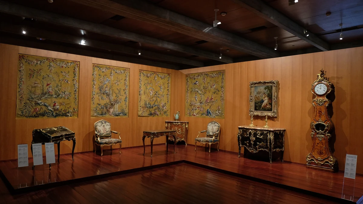 Galeria do Museu Calouste Gulbenkian, com pinturas nas paredes revestidas a madeira