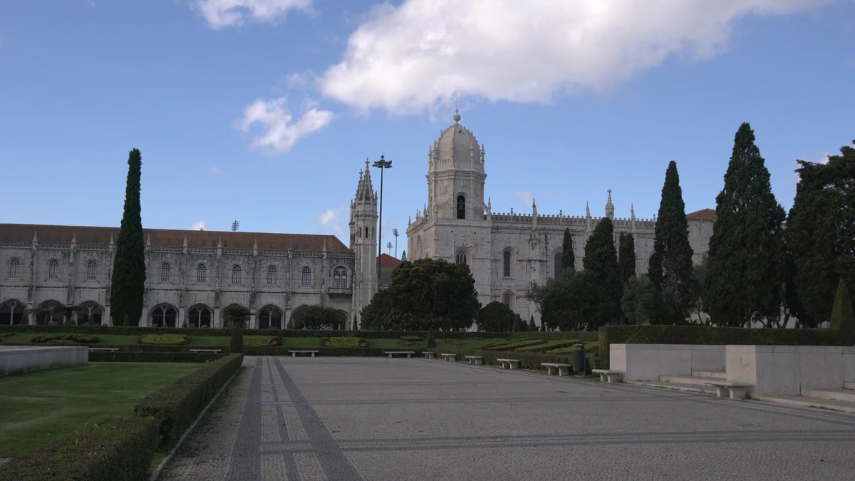 Praça do Império com a fachada do Mosteiro dos Jerónimos ao fundo