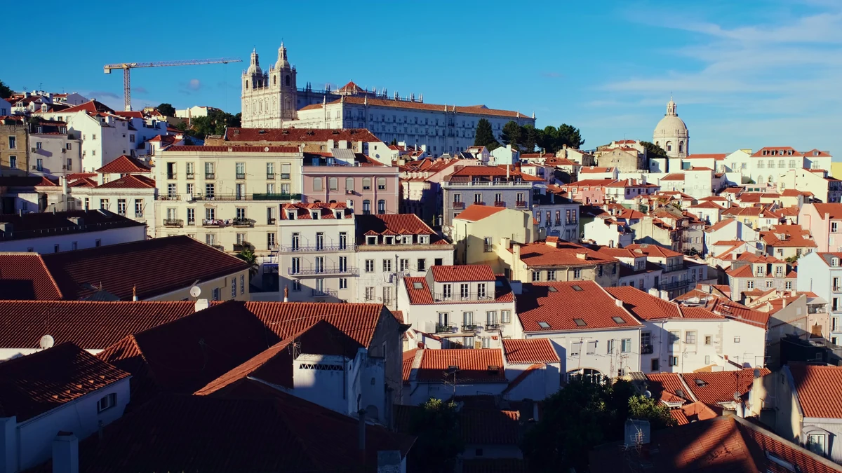 Telhados de Alfama vistos do Miradouro de Santa Luzia