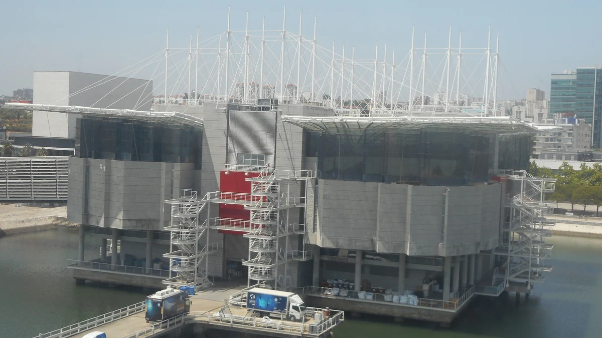 Edifício do Oceanário de Lisboa sobre a água, na Doca dos Olivais