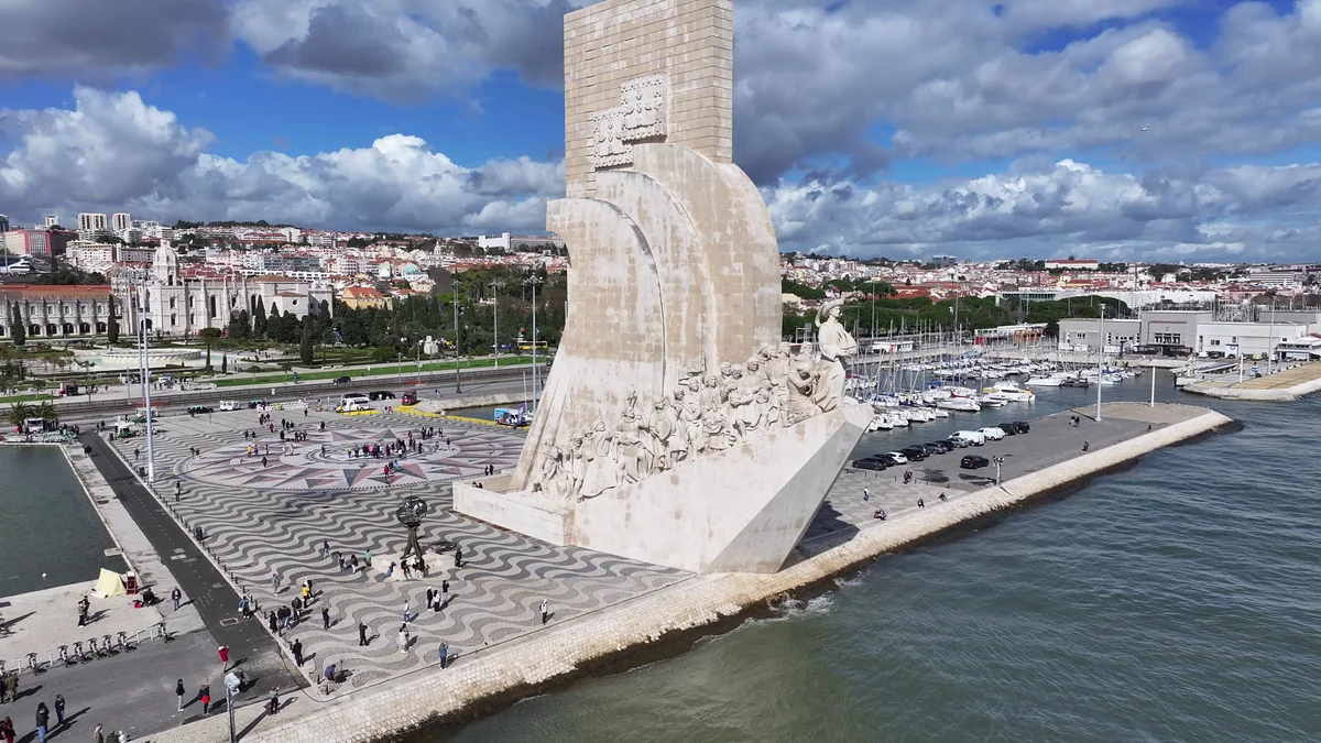 Padrão dos Descobrimentos visto do alto, em forma de proa sobre o Tejo