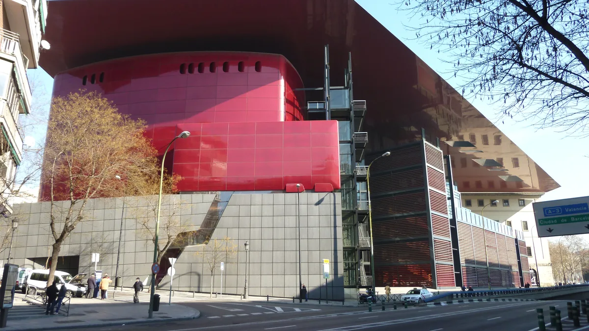 A ampliação de Jean Nouvel do Museo Reina Sofía, com a grande cobertura vermelha em balanço sobre o pátio envidraçado