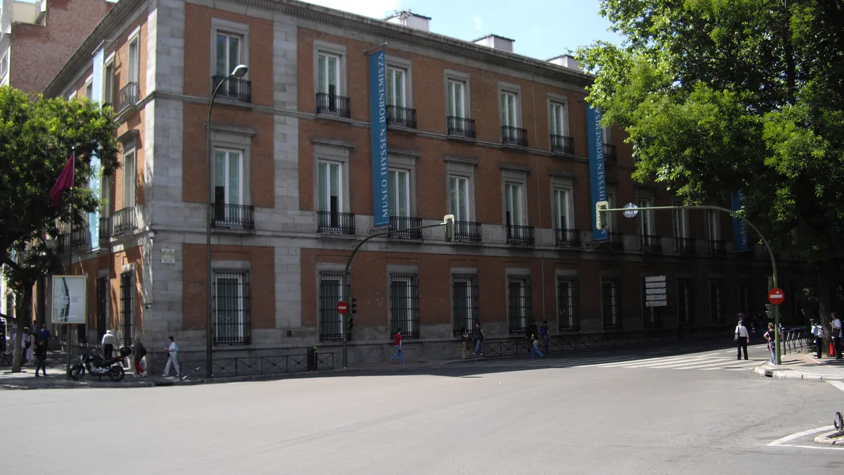 O Palácio de Villahermosa, sede do Museo Thyssen-Bornemisza, com a fachada cor de salmão e as janelas enfileiradas no Paseo del Prado