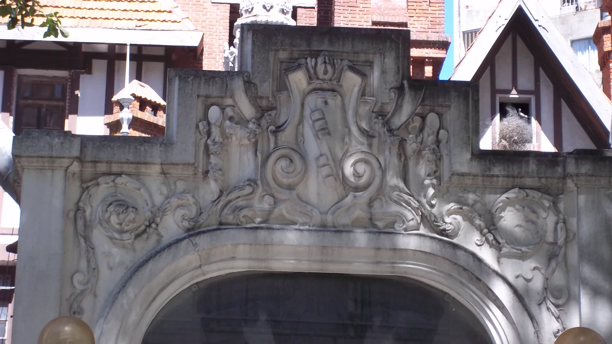Portal esculpido do Castillo Pittamiglio em Montevidéu, com figuras em relevo e telhado de cerâmica