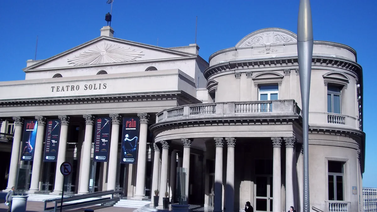 Fachada do Teatro Solís em Montevidéu, com o nome gravado na pedra, a colunata e a rotunda de esquina