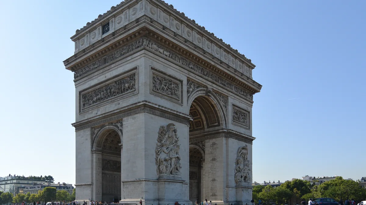 O Arco do Triunfo visto da praça, com os relevos esculpidos nos pilares