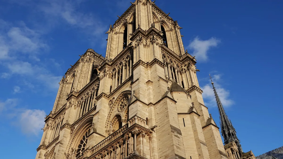 As duas torres de pedra de Notre-Dame de Paris vistas de baixo, depois da restauração
