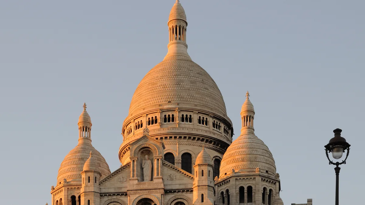 Os domos brancos da basílica do Sacré-Cœur, no alto de Montmartre