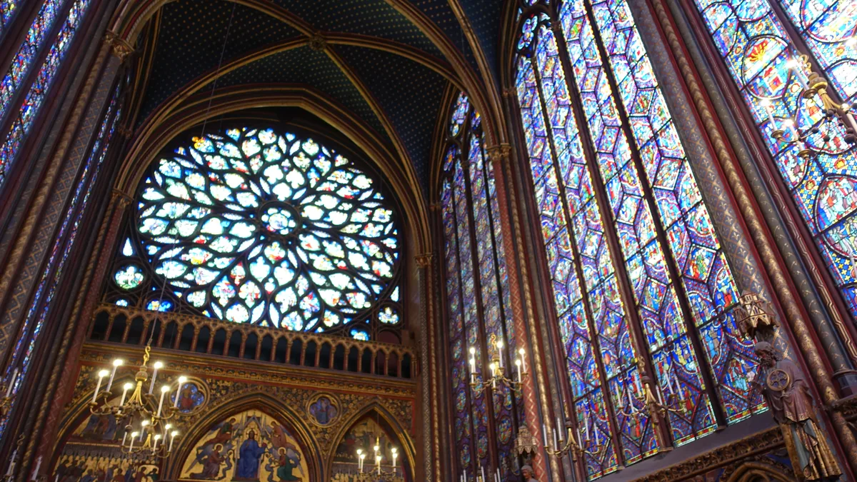 A rosácea e os vitrais altos da Sainte-Chapelle, vistos de dentro da capela