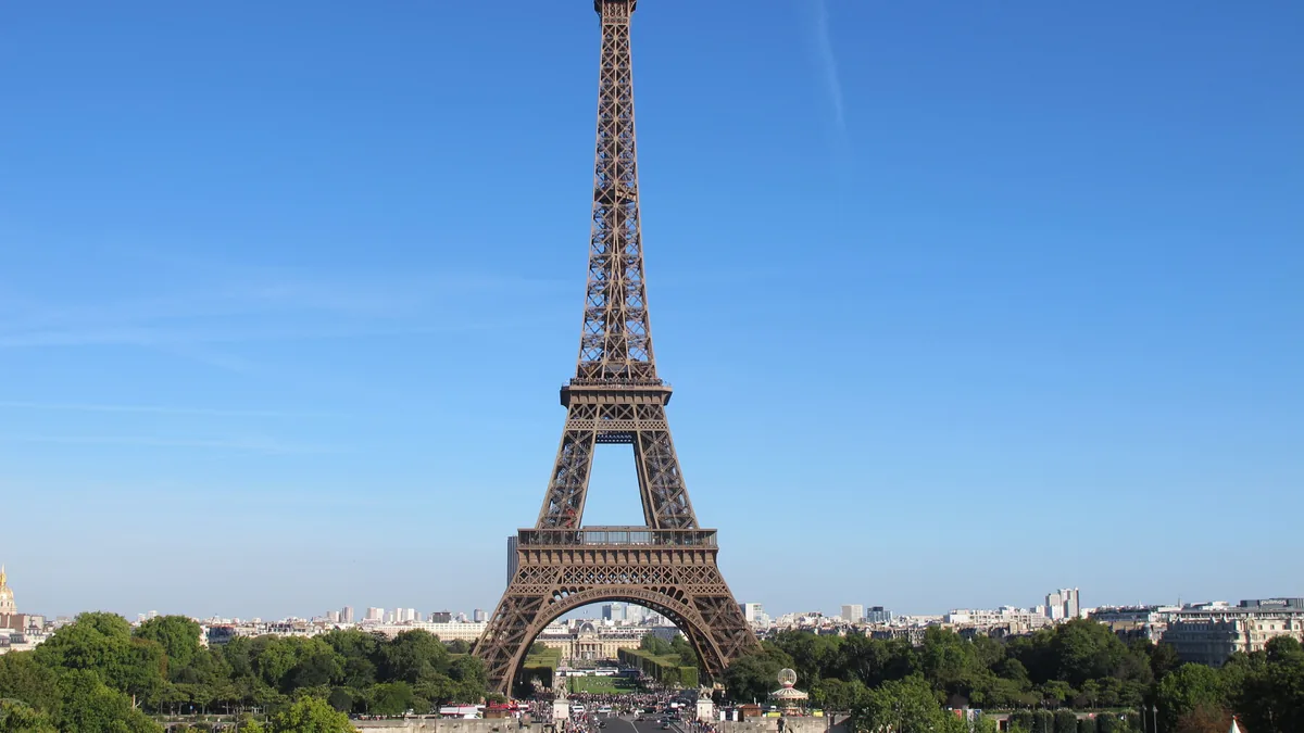 A Torre Eiffel inteira vista do Champ de Mars, em dia de céu azul