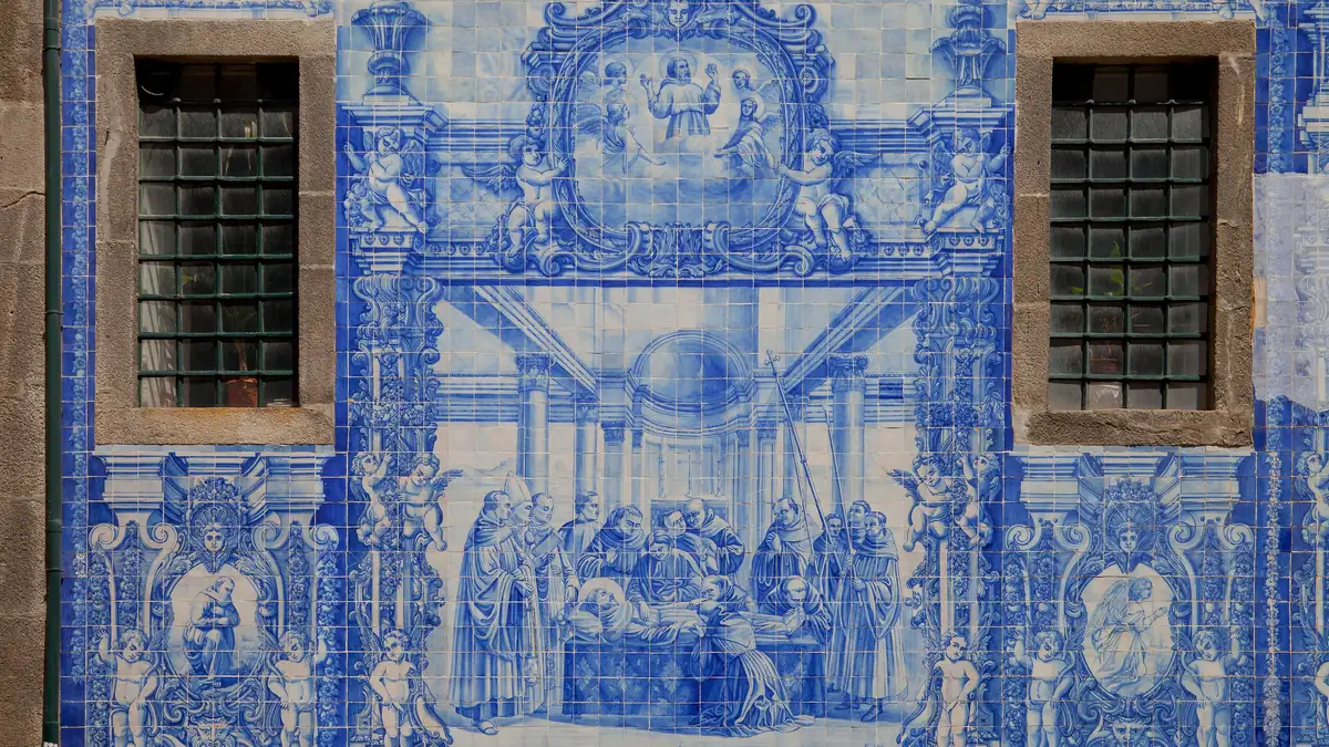 Fachada da Capela das Almas inteiramente revestida de azulejos azuis e brancos, na Rua de Santa Catarina