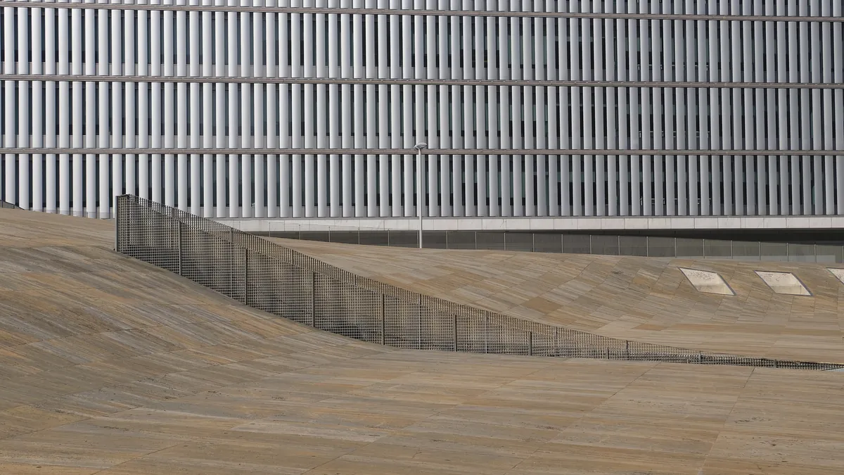 O volume branco e angular da Casa da Música, com a praça inclinada em pedra à frente