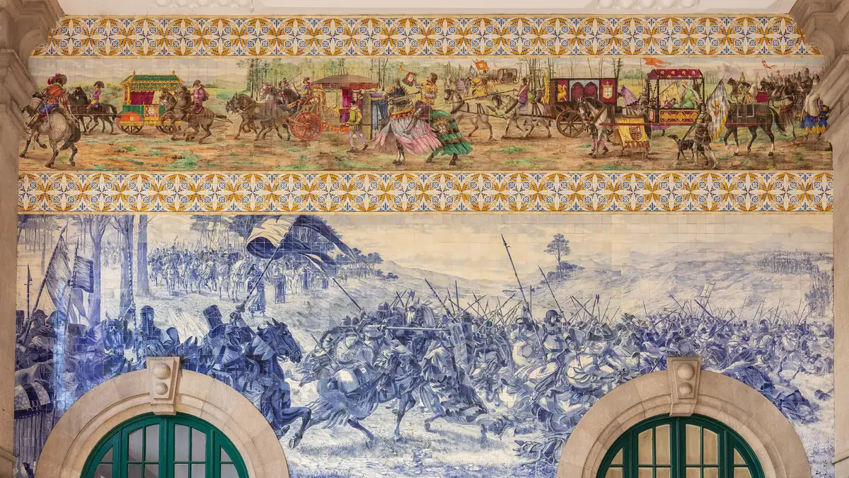 Painéis de azulejo azul e branco de Jorge Colaço cobrindo as paredes do átrio da Estação de São Bento