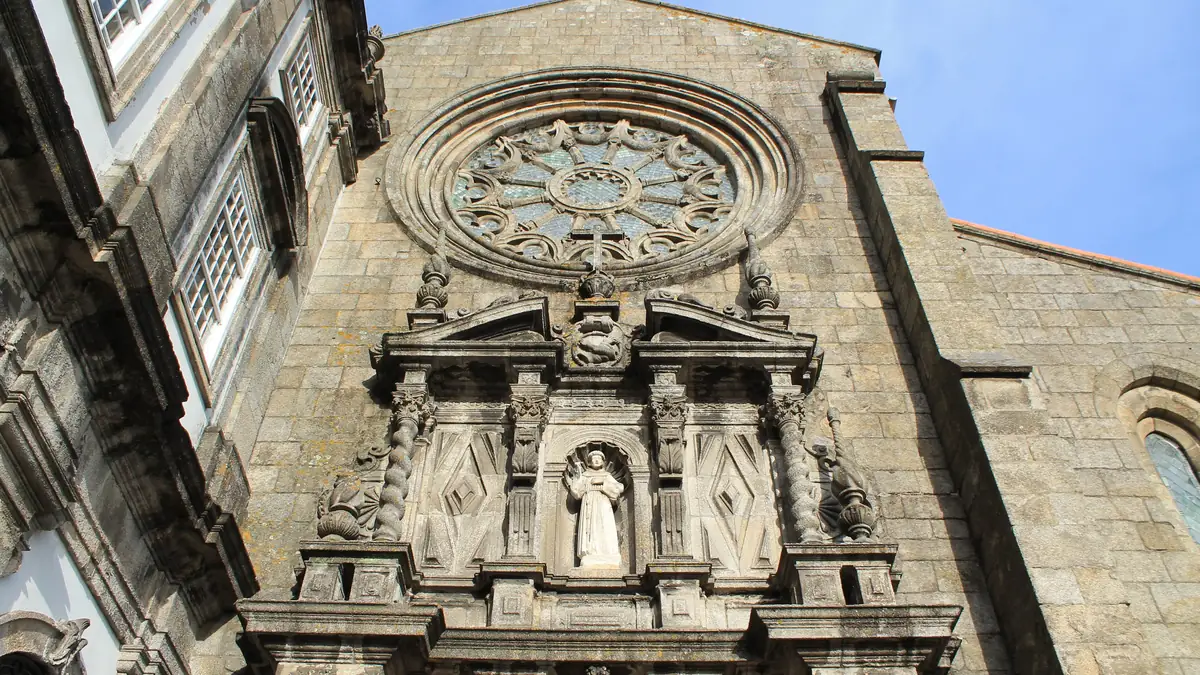 Fachada da Igreja de São Francisco, com a rosácea gótica sobre o portal barroco em pedra