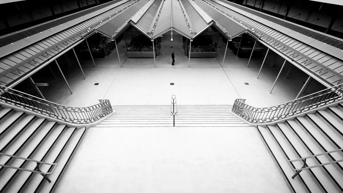 Interior do Mercado do Bolhão depois da recuperação, com as galerias dos dois pisos e a cobertura em vidro