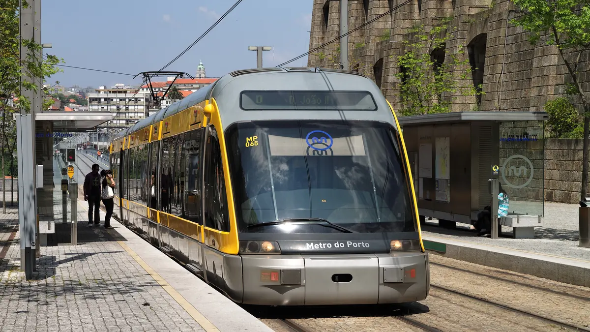 Composição amarela do Metro do Porto parada na estação, vista da plataforma
