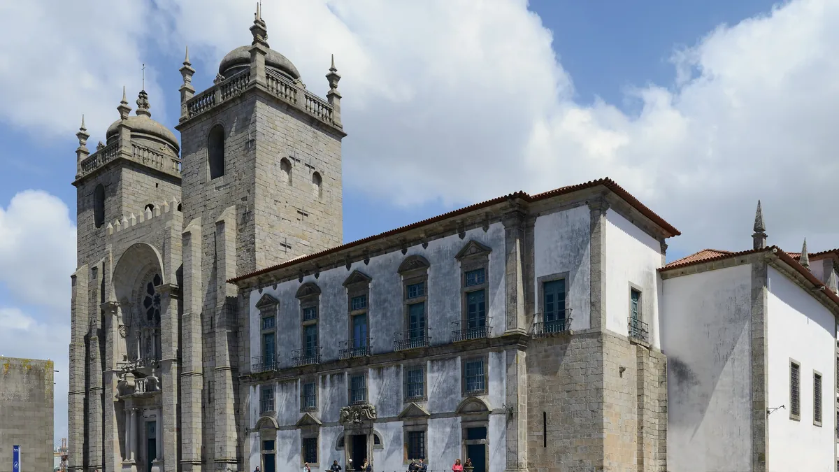 A Sé do Porto em granito, com as duas torres e a loggia lateral, vista do Terreiro da Sé