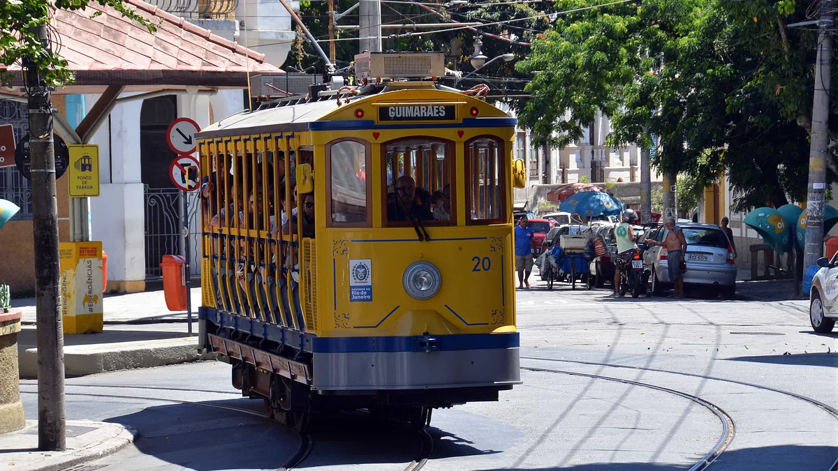 Bonde amarelo de Santa Teresa numa rua do bairro