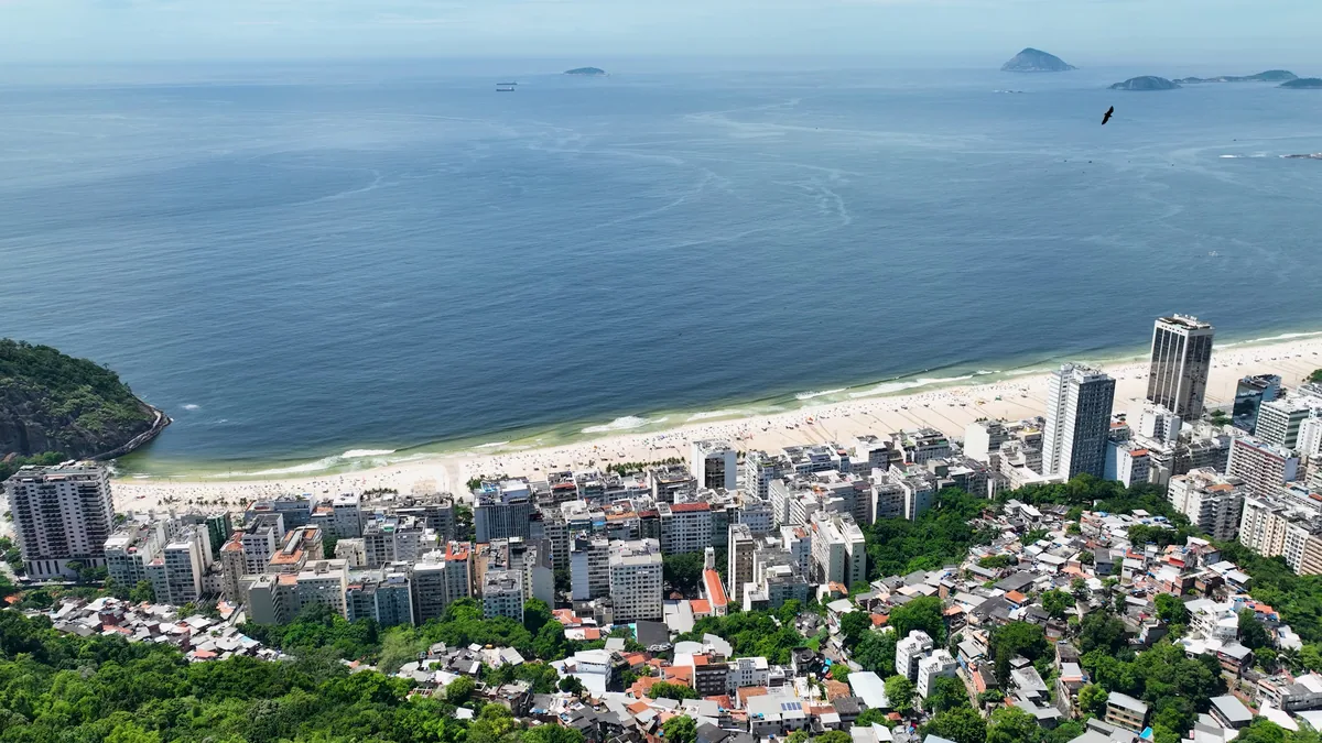 Vista aérea da orla de Copacabana com o calçadão e os prédios da Avenida Atlântica