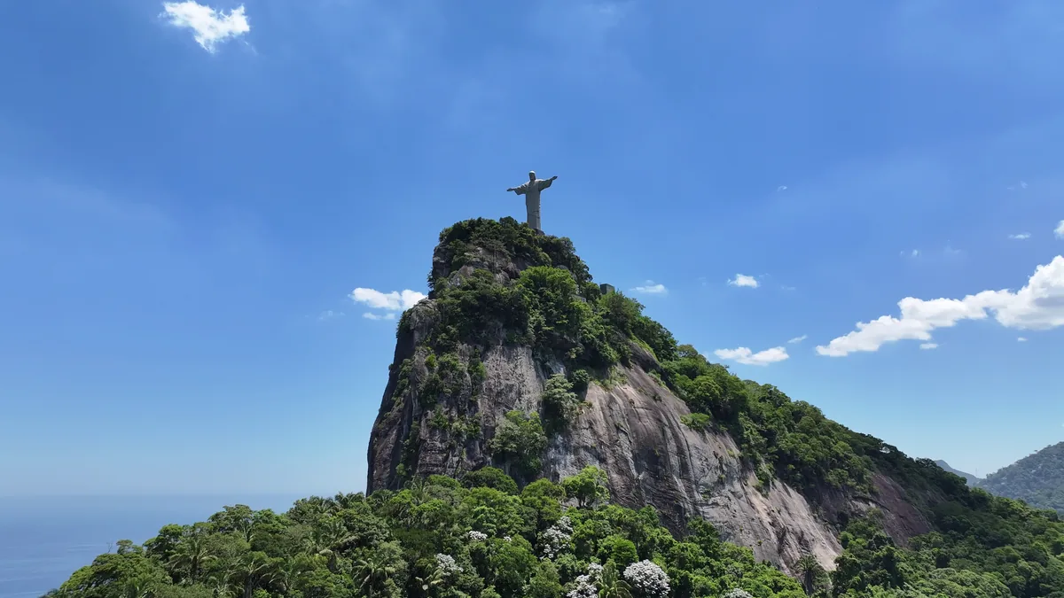Morro do Corcovado com o Cristo Redentor no alto, cercado pela Floresta da Tijuca