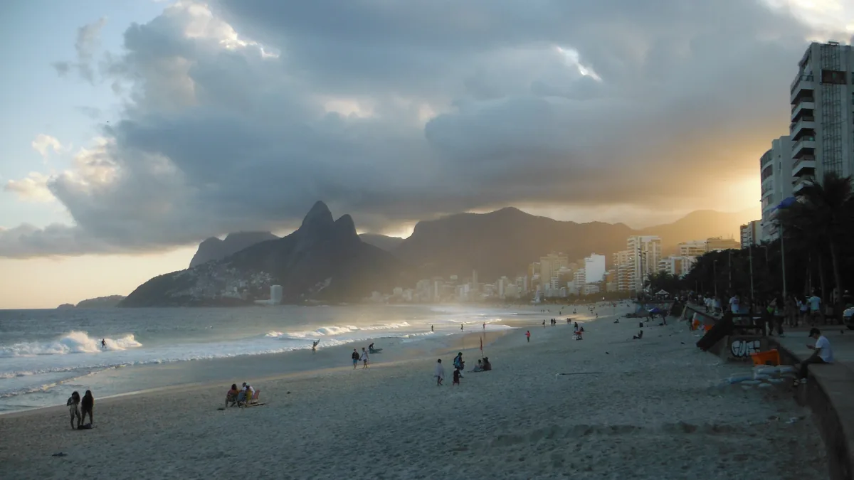 Pôr do sol na Praia de Ipanema com o Morro Dois Irmãos ao fundo