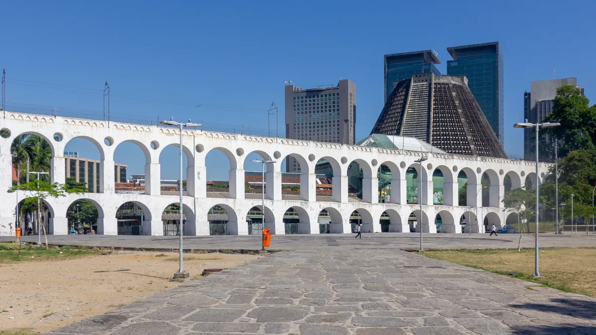 Arcos da Lapa, antigo aqueduto colonial, com prédios modernos do Centro atrás