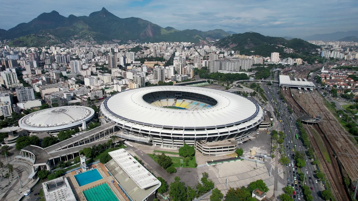 Vista aérea do estádio do Maracanã com os morros do Rio ao fundo