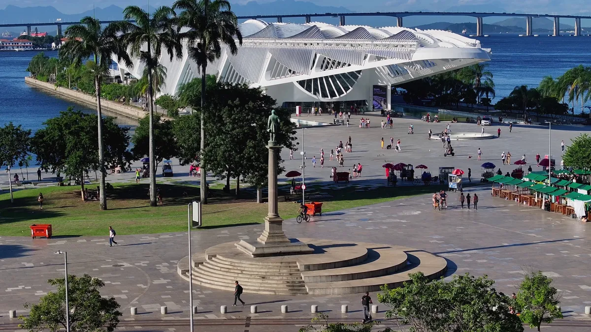 Museu do Amanhã na Praça Mauá, com a estrutura branca em balanço sobre o espelho d'água
