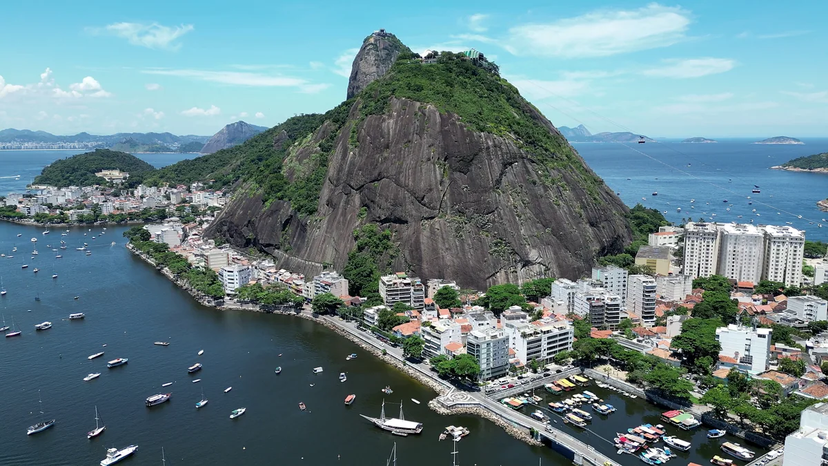 Pão de Açúcar visto da enseada de Botafogo, com barcos ancorados em primeiro plano