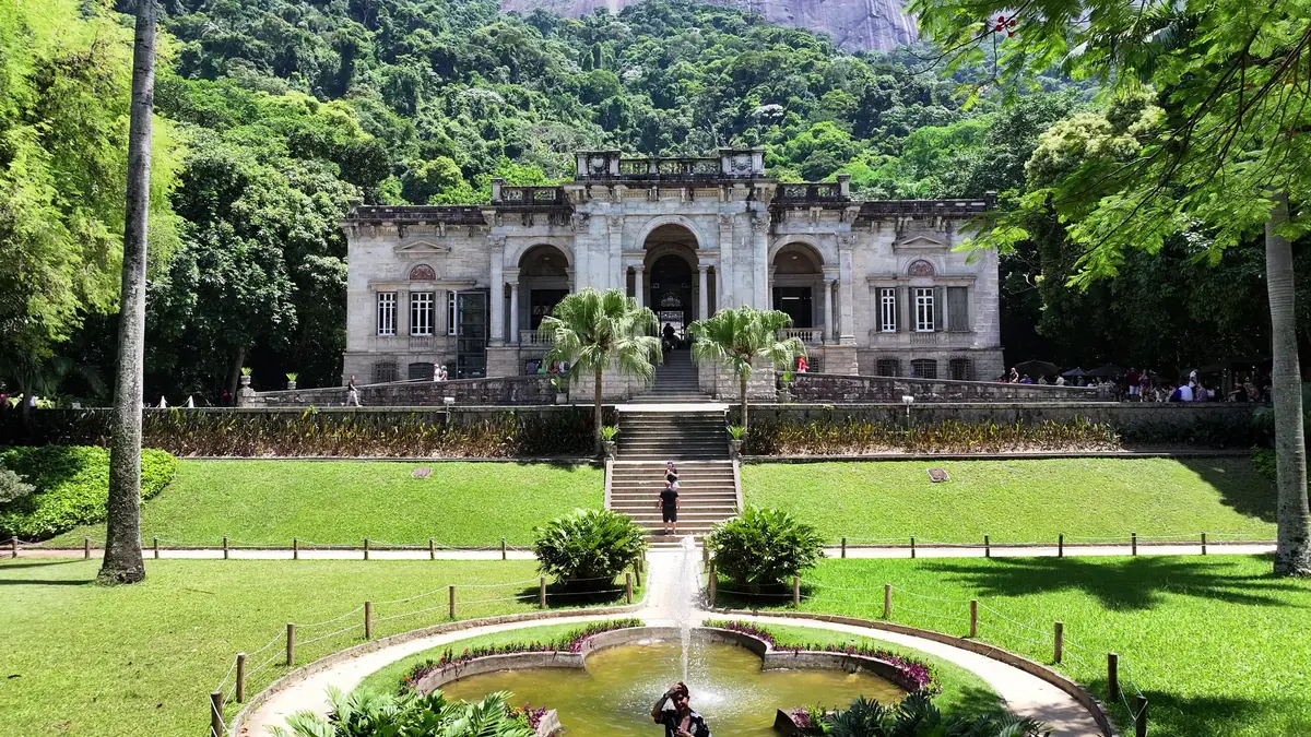 Palacete do Parque Lage visto do jardim, com a mata do Corcovado atrás
