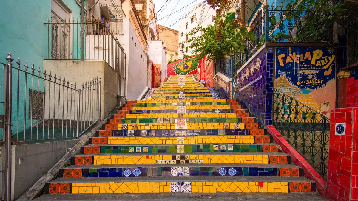 Degraus coloridos da Escadaria Selarón, revestidos de azulejos