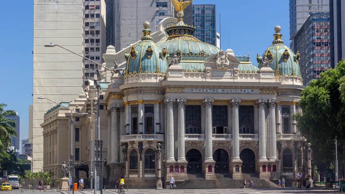 Fachada do Theatro Municipal do Rio de Janeiro, na Cinelândia