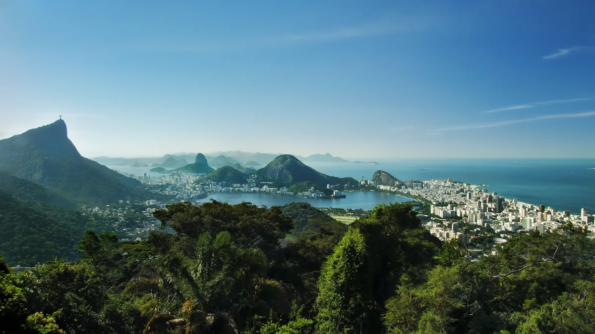 Vista do mirante da Vista Chinesa sobre a Lagoa Rodrigo de Freitas e o Morro Dois Irmãos