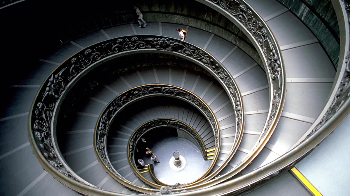 A escadaria helicoidal do Bramante nos Museus Vaticanos, vista de cima, com a dupla hélice descendo em espiral