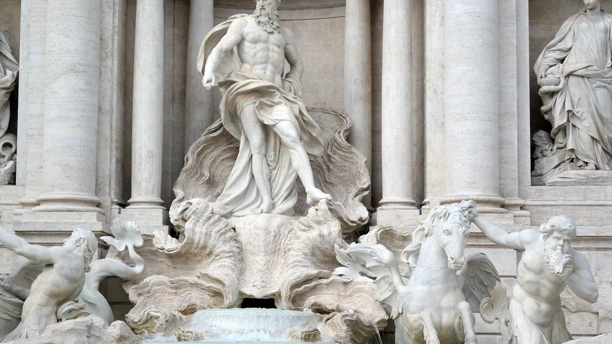 O grupo escultórico central da Fontana di Trevi, com a figura do Oceano no nicho entre as colunas e os tritões abaixo