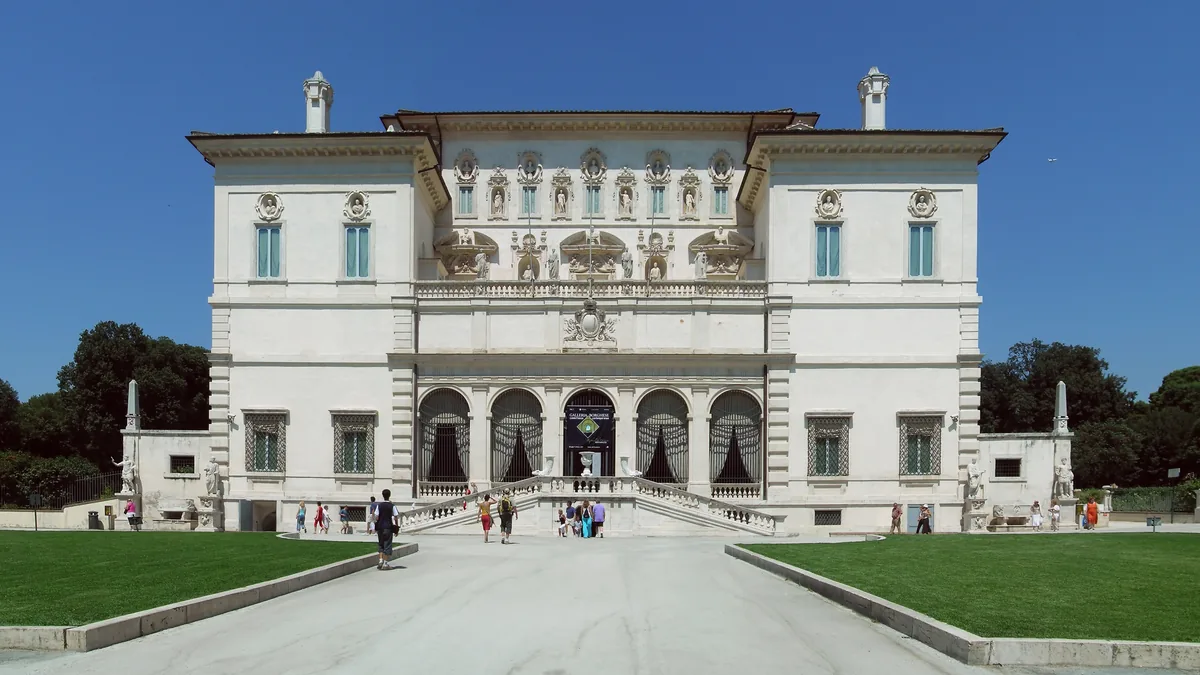 O Casino Nobile, prédio que abriga a Galleria Borghese, com a fachada branca e o jardim em frente